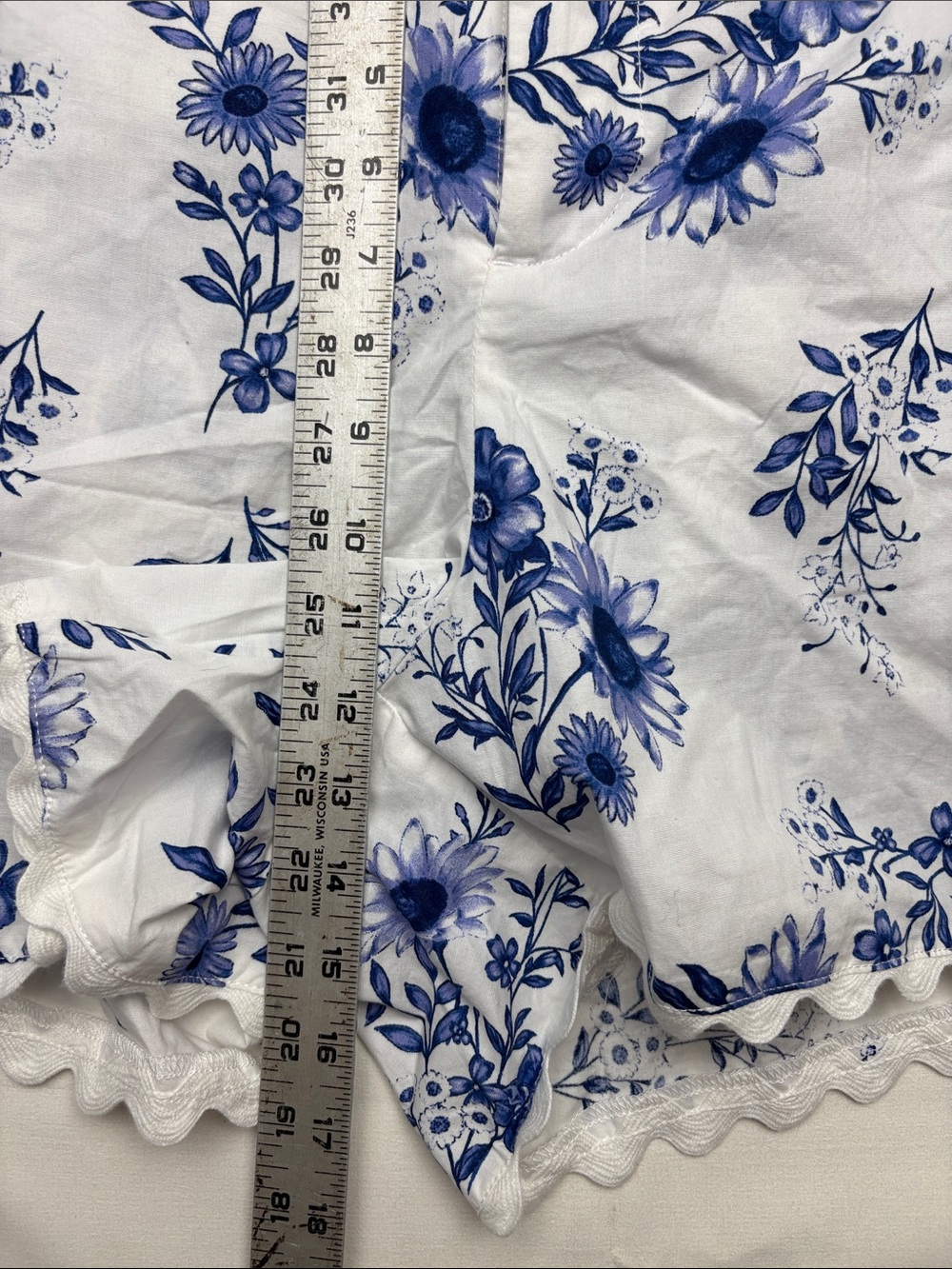Torrid size 12 belle isle White Floral Scallop-Hem Women's Shorts Blue Print - Picture 6 of 11